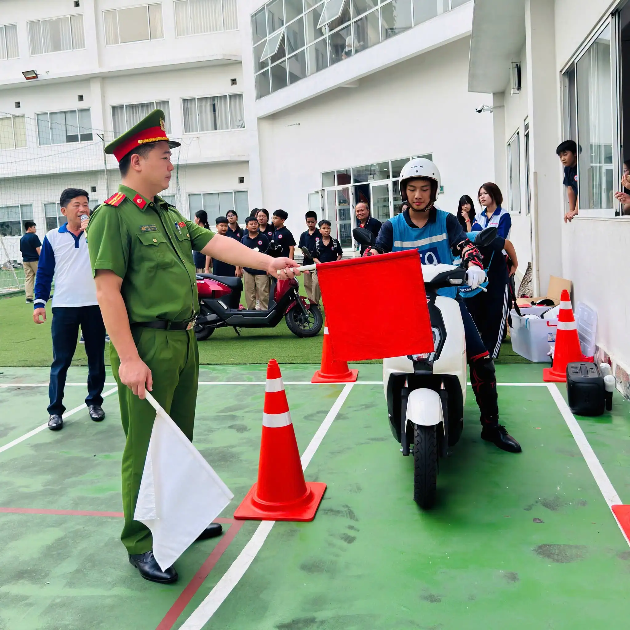 HEAD Vũ Hoàng Lê Đồng Hành Cùng Trường Quốc Tế Nhật Bản Trang Bị Kiến Thức Lái Xe An Toàn!