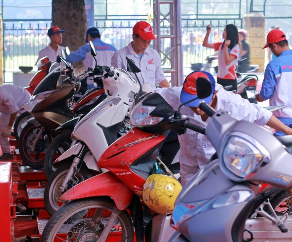 Hàng nghìn sinh viên nô nức thay dầu xe miễn phí tại ĐH Hà Nội