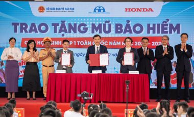 TRAO TẶNG MŨ ĐẠT CHUẨN CHO HỌC SINH LỚP 1 TRƯỜNG TIỂU HỌC VẠN BẢO